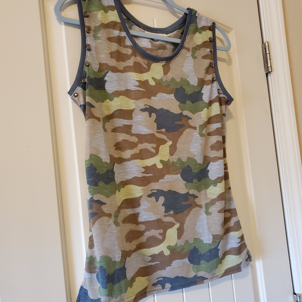Derek Heart - Camo Top